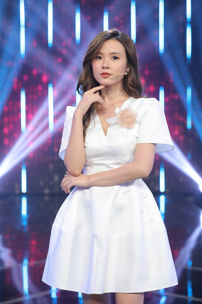 Midu là một trong những mỹ nhân làng giải trí được nhiều người yêu mến và quan tâm. Không chỉ sở hữu vẻ ngoài ngây thơ, trong trẻo, cô nàng còn khiến dân mạng xuýt xoa ngưỡng mộ với sự nghiệp thành công và cuộc sống sang chảnh xoay quanh đồ hiệu.