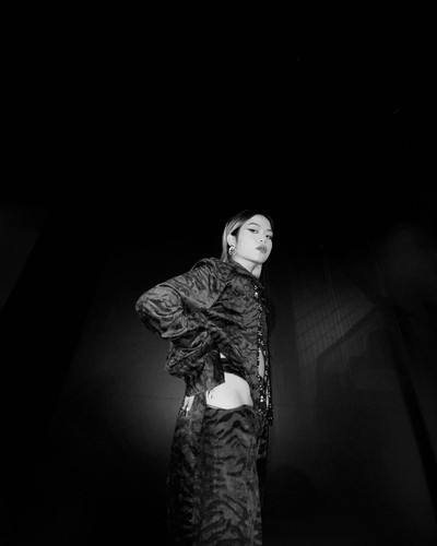 Nhắc đến rapper Tlinh, bên cạnh những ồn ào tình cảm với MCK, netizen còn ấn tượng mạnh bởi vẻ ngoài quyến rũ của gái xinh.