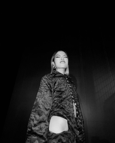 Nữ rapper 2K của làng rap Việt thường xuyên lên sóng những ảnh ọt cực cháy, nào là khoe dáng xịn với bikini hay nổi loạn show trọn vòng 3 trước ống kính.