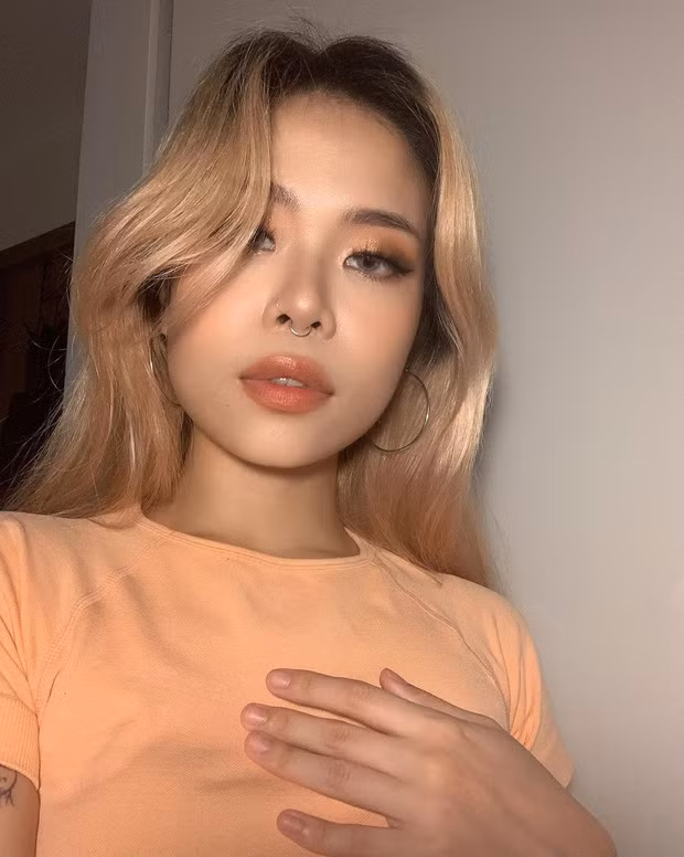 Bên cạnh vị trí "công chúa làng rap", TLinh còn gây ấn tượng với những màn Q&A đi vào lòng người. Thậm chí, nữ rapper này còn từng có câu trả lời viral khắp cõi mạng về cách đáp trả khi bị người yêu bảo cút.