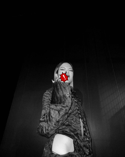 Cách đây chưa lâu, TLinh cũng bất ngờ gây tranh cãi khi đăng tải những hình ảnh mặc một chiếc áo mỏng manh, thả rông vòng 1 để lộ điểm nhạy cảm nhô lên bất thường ở một gallery tại Hà Nội.