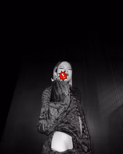 Cách đây chưa lâu, TLinh cũng bất ngờ gây tranh cãi khi đăng tải những hình ảnh mặc một chiếc áo mỏng manh, thả rông vòng 1 để lộ điểm nhạy cảm nhô lên bất thường ở một gallery tại Hà Nội.