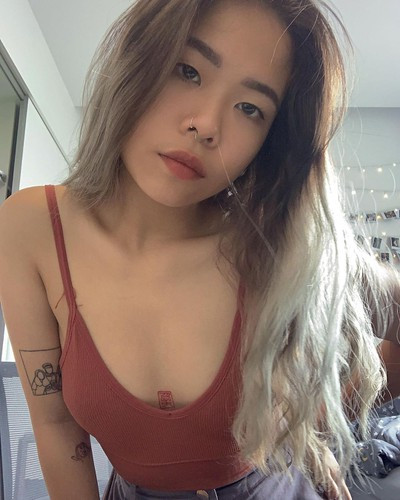 Dẫu biết xưa nay TLinh vẫn theo đuổi hình ảnh cá tính, "cool" mọi lúc mọi nơi nhưng chiếc quần này của cô nàng lại khiến nhiều dân mạng tranh cãi không ngớt.