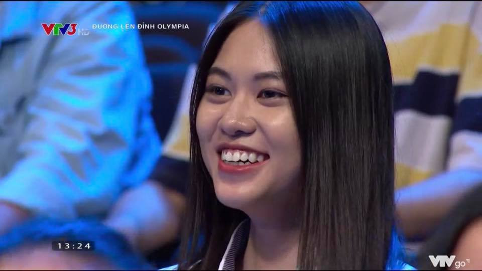 Bức ảnh chụp màn hình ghi lại khoảnh khắc cô nàng nữ sinh với đôi mắt to tròn, nụ cười duyên dáng, xinh đẹp xuất hiện trên sóng truyền hình. Dù chỉ chiếm sóng một vài giây nhưng cô gái ngay lập tức gây được sự chú ý.