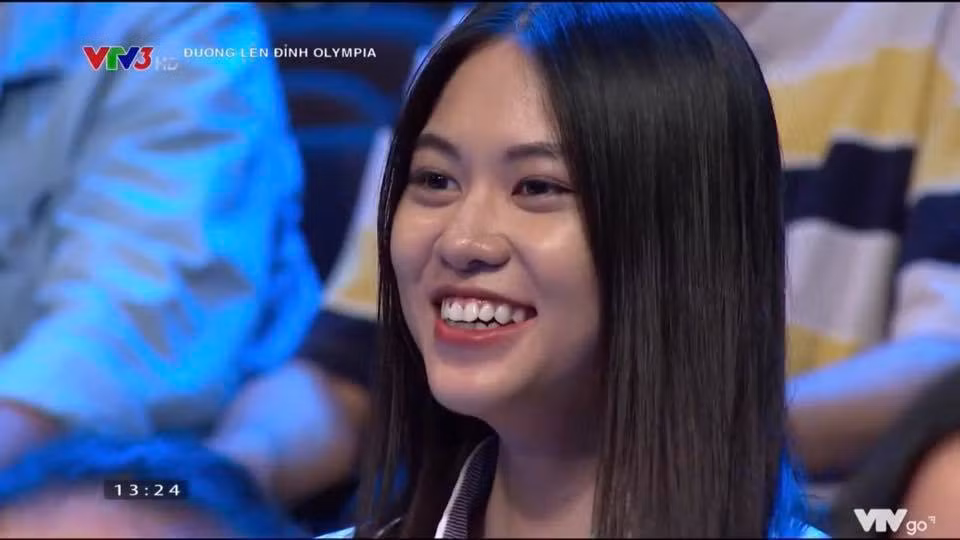 Bức ảnh chụp màn hình ghi lại khoảnh khắc cô nàng nữ sinh với đôi mắt to tròn, nụ cười duyên dáng, xinh đẹp xuất hiện trên sóng truyền hình. Dù chỉ chiếm sóng một vài giây nhưng cô gái ngay lập tức gây được sự chú ý.