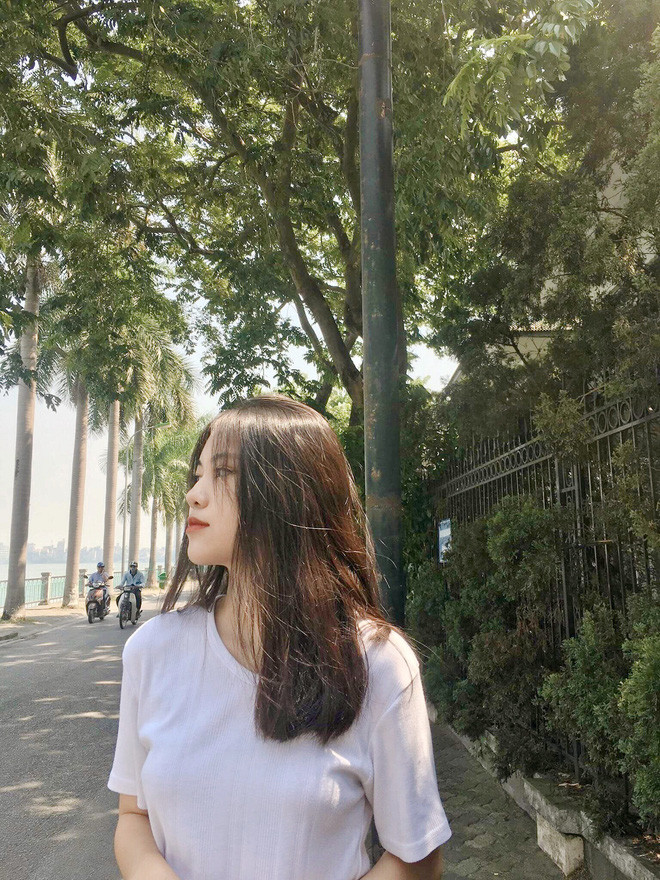 Ở trường, Hà Linh thường năng nổ tham gia các hoạt động, phong trào ngoại khóa.