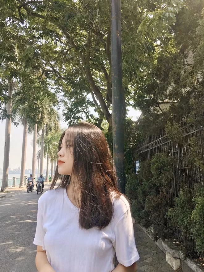 Ở trường, Hà Linh thường năng nổ tham gia các hoạt động, phong trào ngoại khóa.