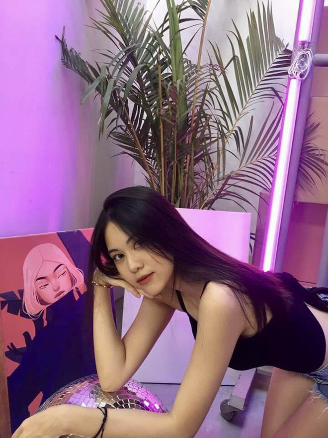 Ngay sau khi xuất hiện, danh tính cô gái cũng nhanh chóng được tìm thấy. Theo đó, nữ sinh này là Nguyễn Lê Hà Linh, 17 tuổi, đang học lớp 11D3 trường THPT Phạm Hồng Thái (Hà Nội).