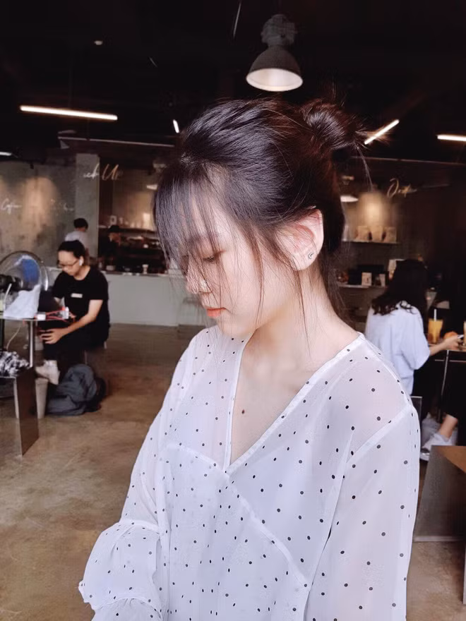 Theo tìm hiểu, bức ảnh được cắt lại từ chương trình mà Hà Linh đi cổ vũ bạn cùng lớp là thí sinh Đường lên đỉnh Olympia.