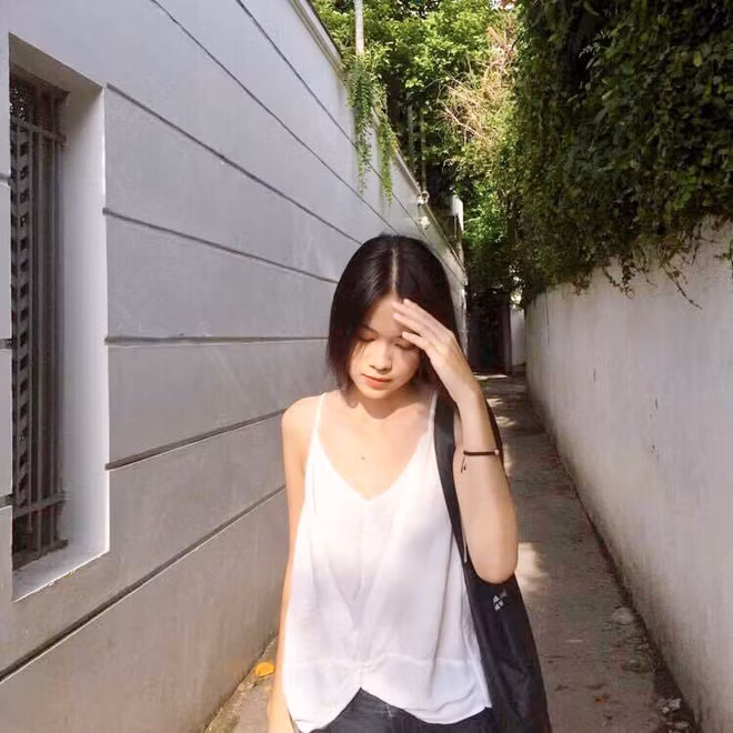 Trong những bộ trang phục đời thường hay tà áo dài trắng đồng phục, Hà Linh luôn nổi bật với nhan sắc xinh đẹp.