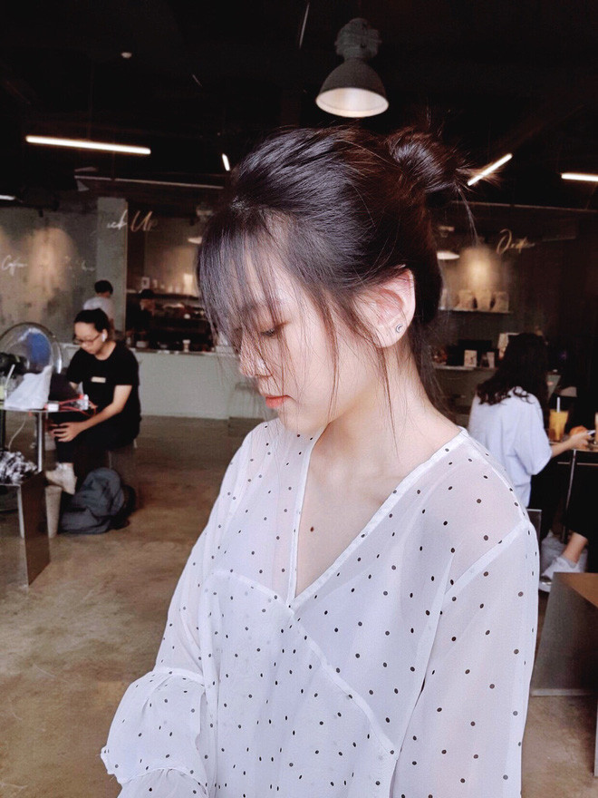 Theo tìm hiểu, bức ảnh được cắt lại từ chương trình mà Hà Linh đi cổ vũ bạn cùng lớp là thí sinh Đường lên đỉnh Olympia.