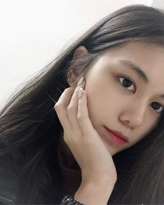 Chia sẻ về việc bất ngờ được chú ý trên MXH, Hà Linh có chia sẻ rằng cô bị bạn bè trêu nhiều vì chụp ảnh màn hình bị "dìm hàng". Thậm chí, nhiều bạn còn share ảnh bình luận "chúc mừng" vì đã nổi tiếng trên mạng.