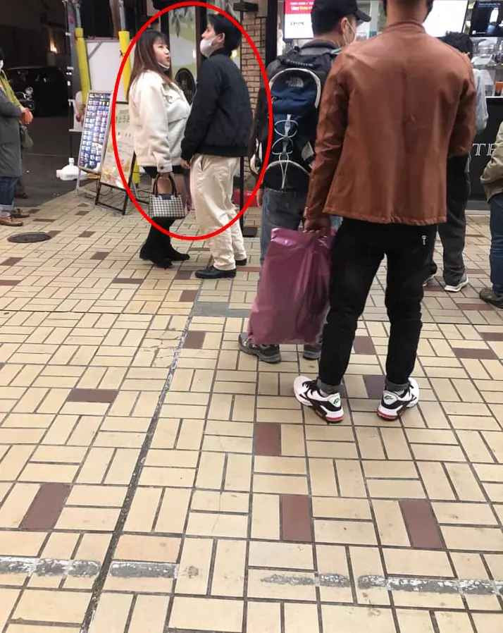 Trước tin đồn đi khách, hot girl ngực khủng lập tức đáp trả. Cô cho biết, người đàn ông xuất hiện trong ảnh cùng nữ sinh quê Hải Dương là bạn trai không phải khách như dân mạng đồn đoán.