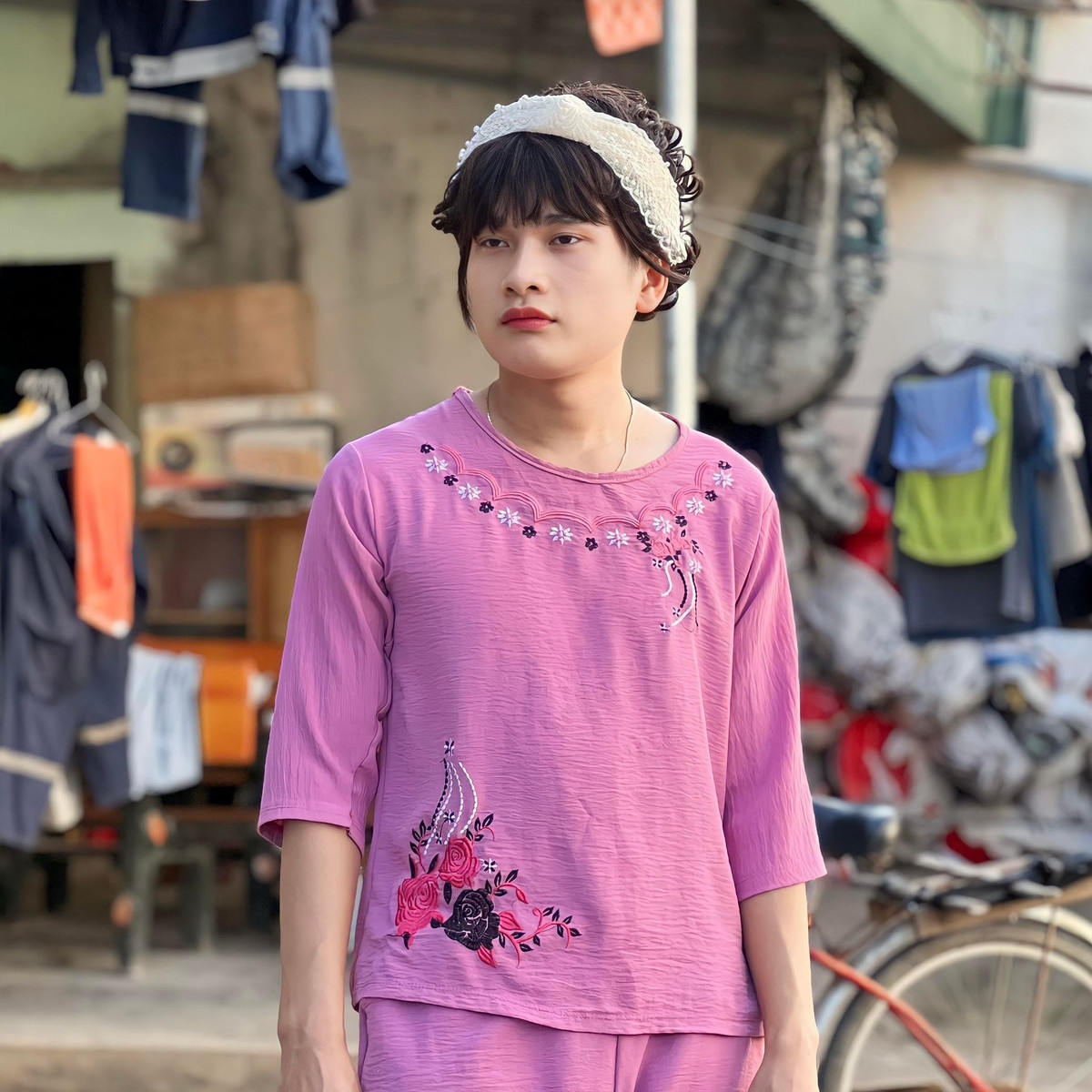 Lệnh Quyền đã sáng tạo hàng trăm video hài hước về hoạt động thường ngày của cô đồng nát khiến ai xem cũng phải “cười ngả cười nghiêng”…