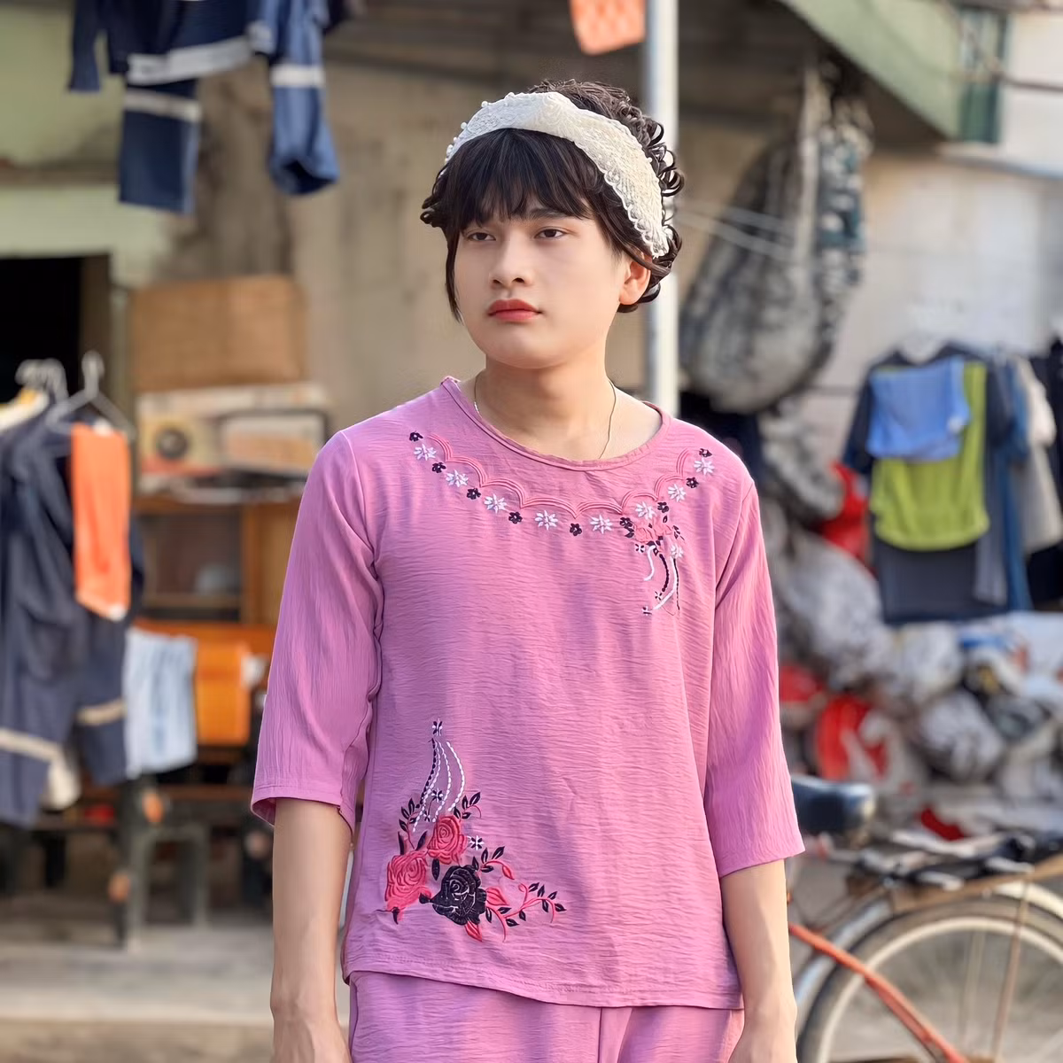 Lệnh Quyền đã sáng tạo hàng trăm video hài hước về hoạt động thường ngày của cô đồng nát khiến ai xem cũng phải “cười ngả cười nghiêng”…