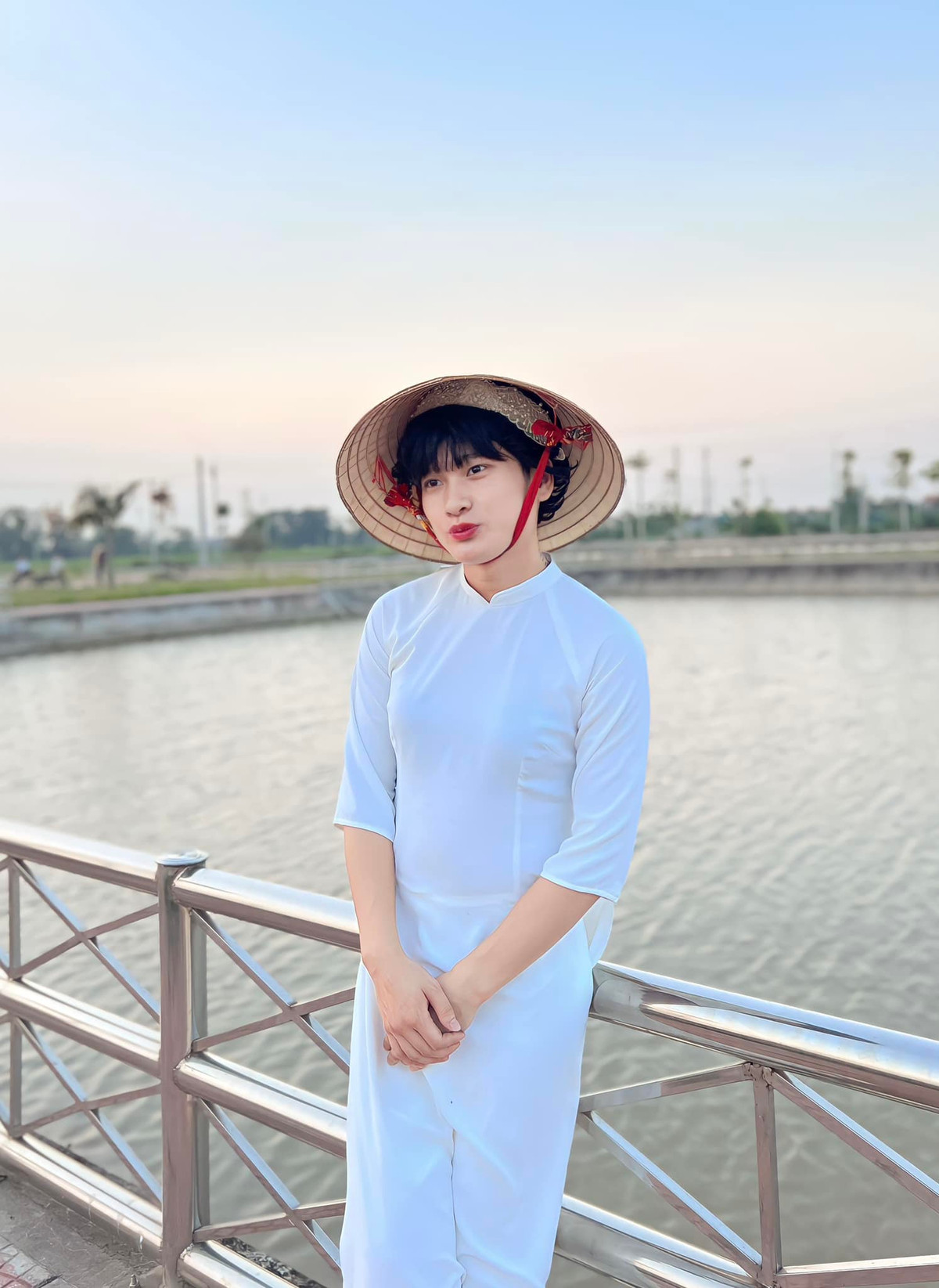 Chia sẻ lý do xây dựng hình tượng cô đồng nát trên các nền tảng mạng xã hội, Lệnh Quyền tiết lộ một lần ngồi trước cổng nhà thấy cô đồng nát cứ đi qua đi lại. Anh liền nảy ra ý tưởng tại sao không làm nội dung hài hước về công việc này, bởi trên mạng chưa có ai “thử sức”.