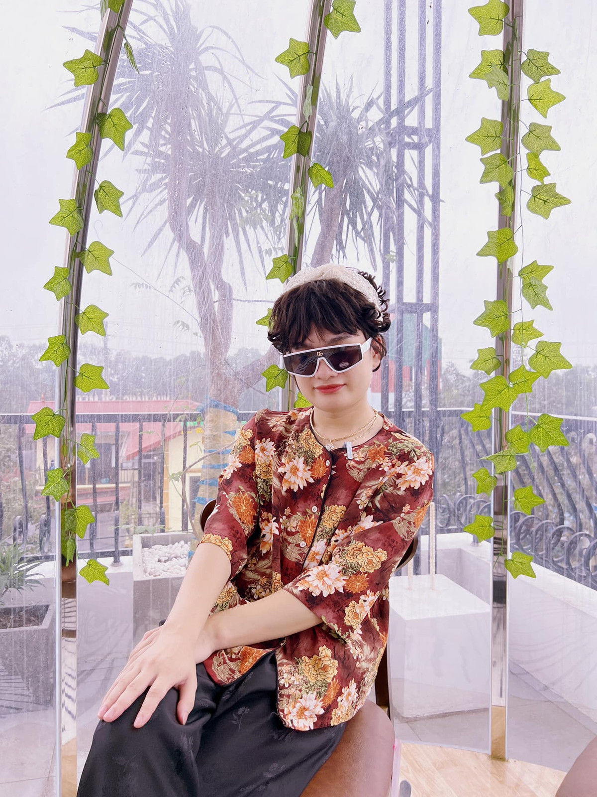 Khi bắt đầu làm nội dung, Lệnh Quyền đã biến hoá một chút. Thay vì cô đồng nát thường đi xe đạp với dáng vé lam lũ thì anh tự biến mình thành cô đồng nát đại gia chạy SH, tính cách hài hước và dí dỏm. Nhờ đó, anh đã dễ dàng mang lại tiếng cười cho người xem.