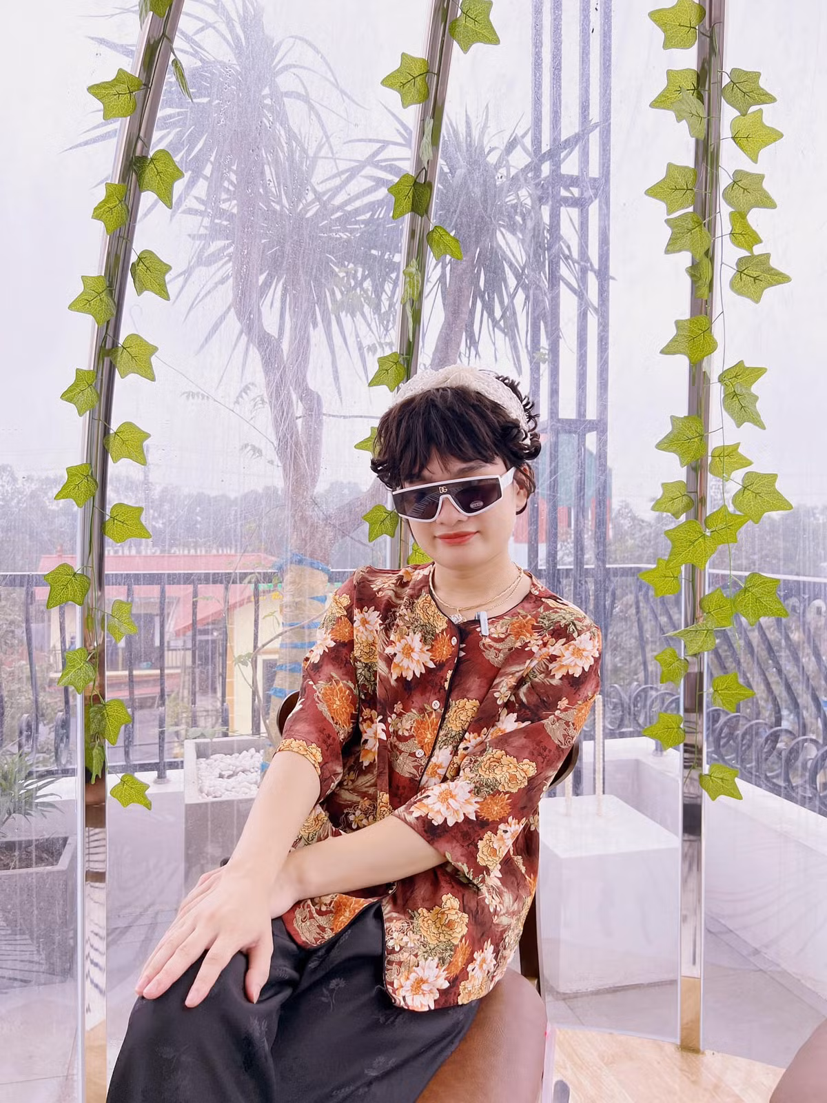 Khi bắt đầu làm nội dung, Lệnh Quyền đã biến hoá một chút. Thay vì cô đồng nát thường đi xe đạp với dáng vé lam lũ thì anh tự biến mình thành cô đồng nát đại gia chạy SH, tính cách hài hước và dí dỏm. Nhờ đó, anh đã dễ dàng mang lại tiếng cười cho người xem.