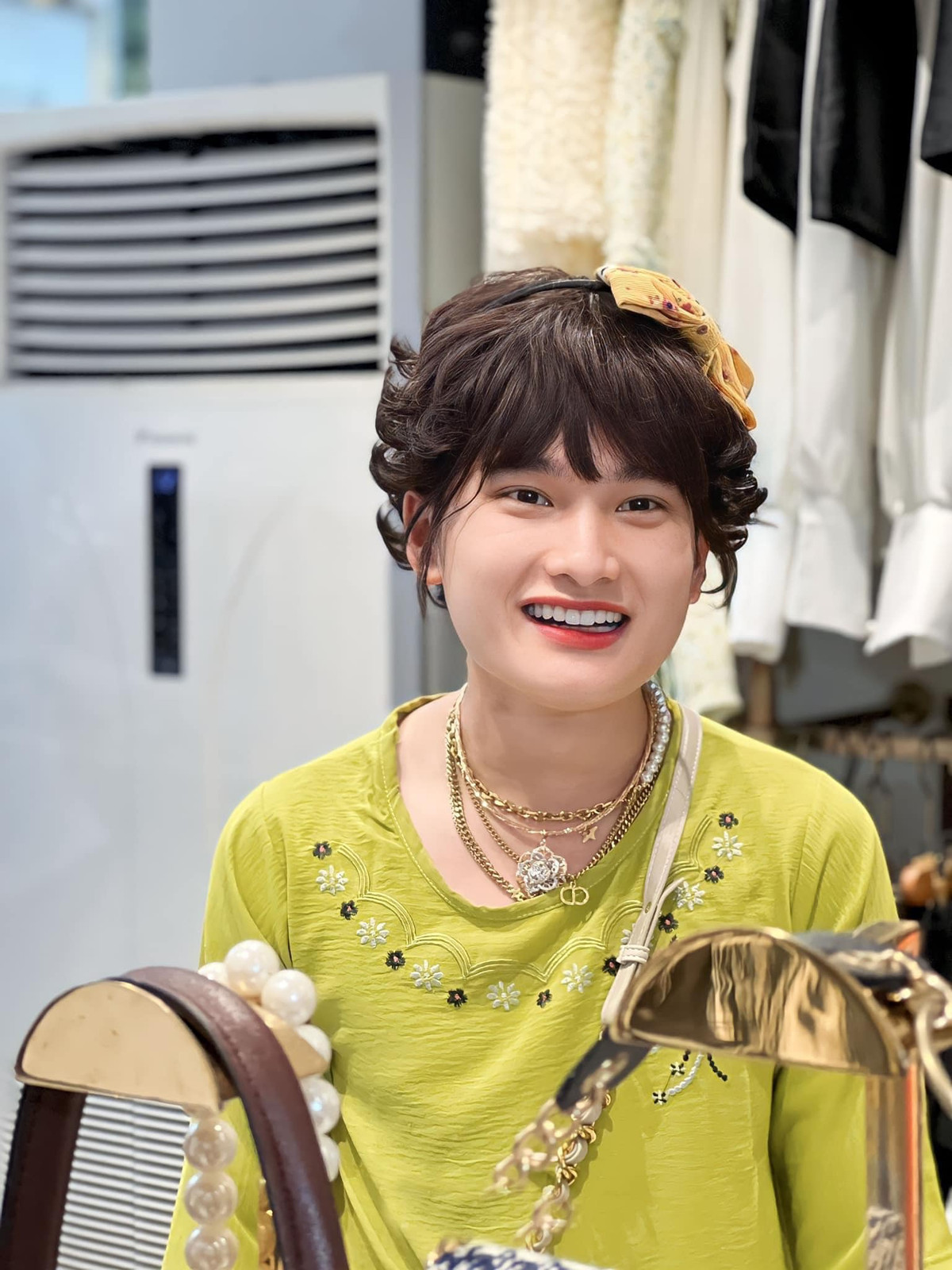 Điểm nhấn mang đến sự nổi tiếng cho TikToker Cô đồng nát đó là chất giọng địa phương khiến người xem phải bật cười thích thú.