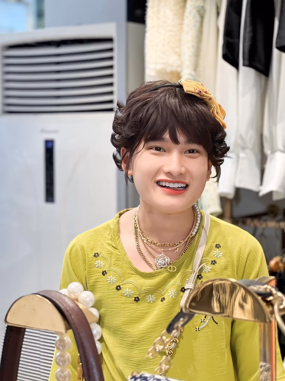 Điểm nhấn mang đến sự nổi tiếng cho TikToker Cô đồng nát đó là chất giọng địa phương khiến người xem phải bật cười thích thú.