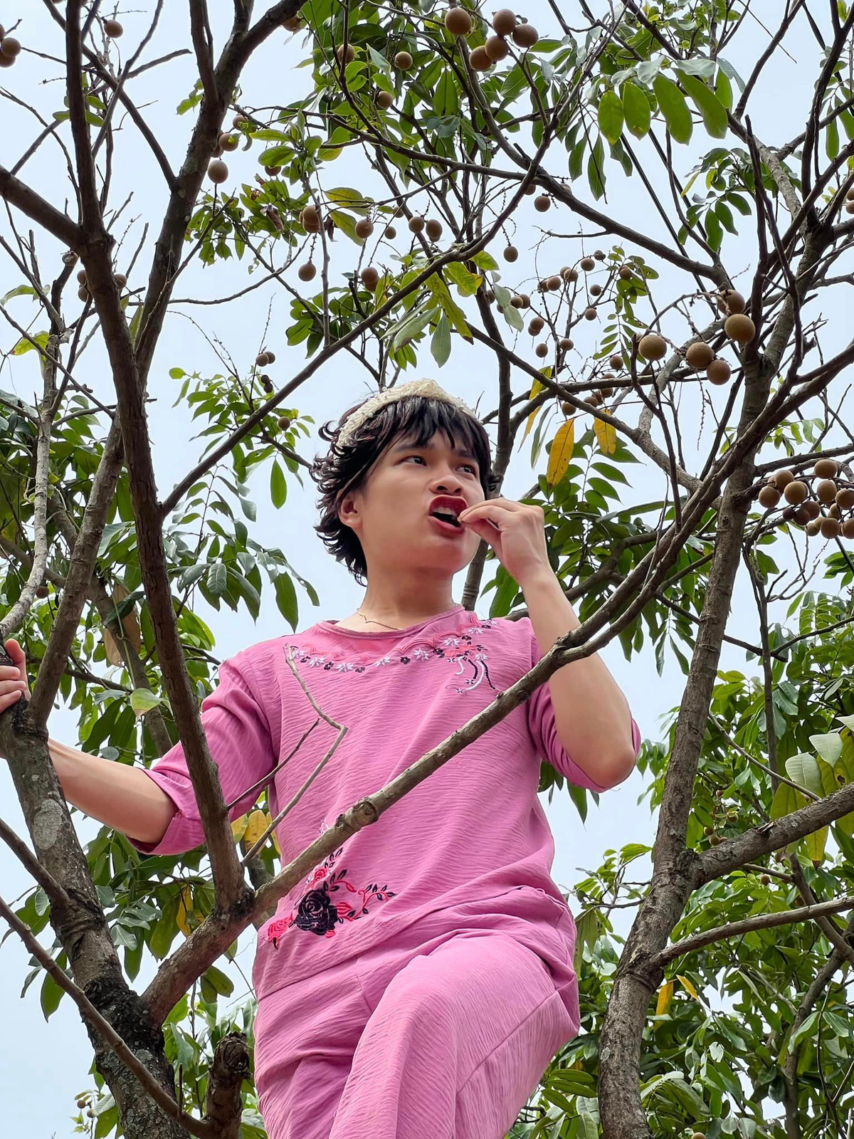 Thực tế, cô đồng nát do chàng trai Lê Lệnh Quyền (SN 1999, Thanh Hoá) hoá thân thành. Anh có gương mặt trắng trẻo, dáng vẻ thư sinh, nụ cười rạng rỡ cùng giọng nói đặc “quê choa”.