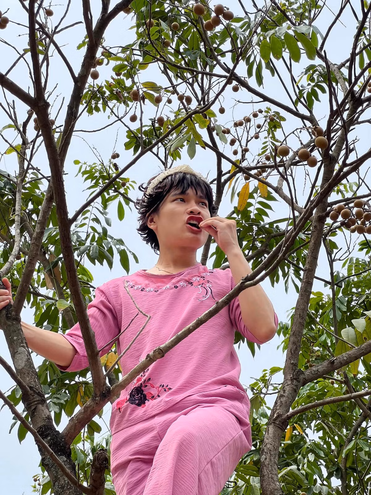 Thực tế, cô đồng nát do chàng trai Lê Lệnh Quyền (SN 1999, Thanh Hoá) hoá thân thành. Anh có gương mặt trắng trẻo, dáng vẻ thư sinh, nụ cười rạng rỡ cùng giọng nói đặc “quê choa”.