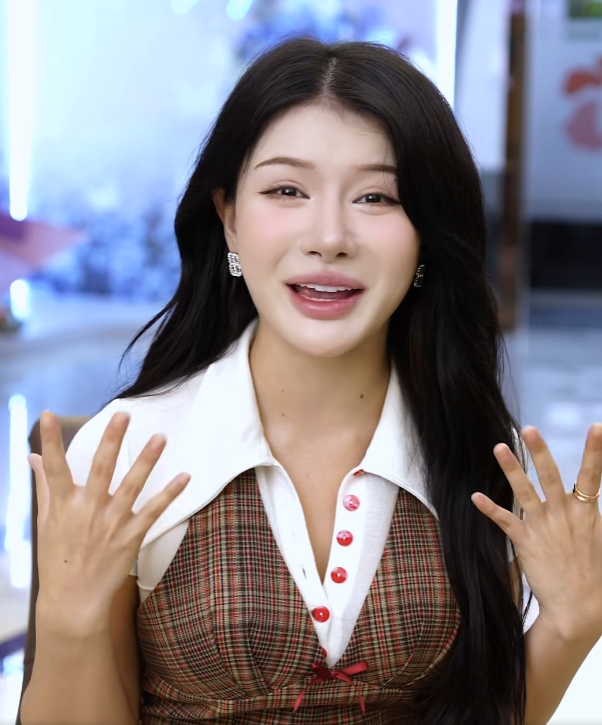 Theo đó, Xuân Ca chia sẻ: "Gương mặt mình nên mình là người hiểu rõ nhất. Mình chia sẻ thật là nét cũ của mình có những điểm khuyết mà mang ra đời thực không xinh. Mình chọn phẫu thuật là để cân chỉnh lại những điểm khuyết ấy và vẫn phải giữ được đường nét cũ...