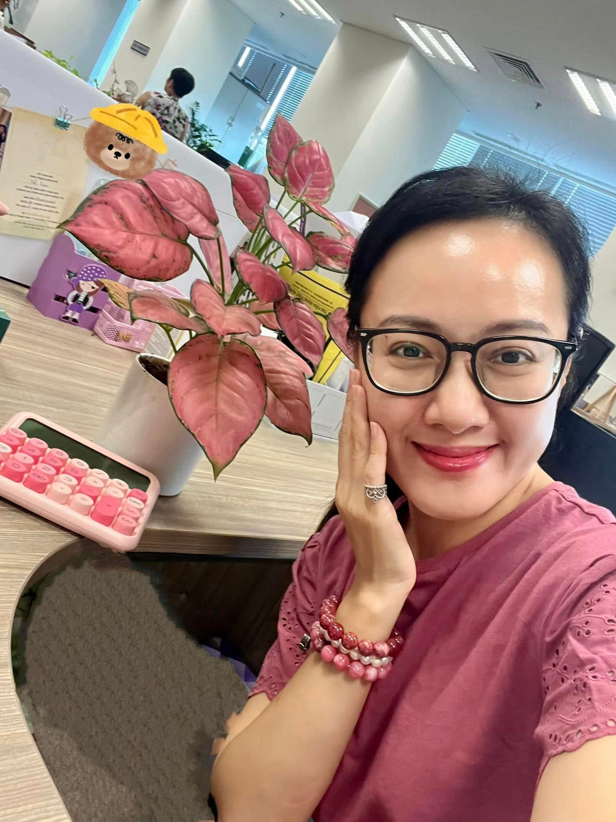 Sau khi rời chương trình chính luận quen thuộc, Hoài Anh như dần lột xác. Cô bắt đầu chọn các trang phục trẻ trung khi lên sóng, khác hẳn thời còn làm ở khung thời sự.