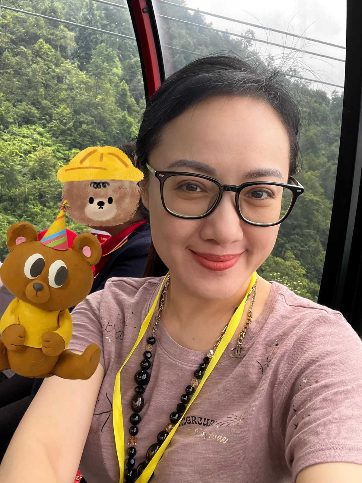 "Đây sẽ là hình ảnh mới của Hoài Anh trong năm mới, có được không mọi người ạ? Xin gửi những lời chúc mừng năm mới tốt đẹp nhất, hạnh phúc nhất đến những người thân yêu của tôi... Những người tôi đã từng - và chưa từng được gặp, nhưng luôn dõi theo và cổ vũ tôi trên mỗi bước đường", lời tâm sự Hoài Anh trước đó khi quyết tâm thực hiện "đại cách mạng" về ngoại hình.