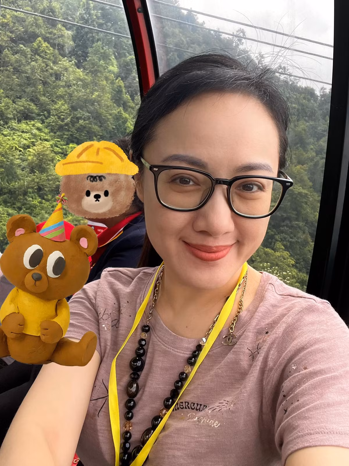 "Đây sẽ là hình ảnh mới của Hoài Anh trong năm mới, có được không mọi người ạ? Xin gửi những lời chúc mừng năm mới tốt đẹp nhất, hạnh phúc nhất đến những người thân yêu của tôi... Những người tôi đã từng - và chưa từng được gặp, nhưng luôn dõi theo và cổ vũ tôi trên mỗi bước đường", lời tâm sự Hoài Anh trước đó khi quyết tâm thực hiện "đại cách mạng" về ngoại hình.