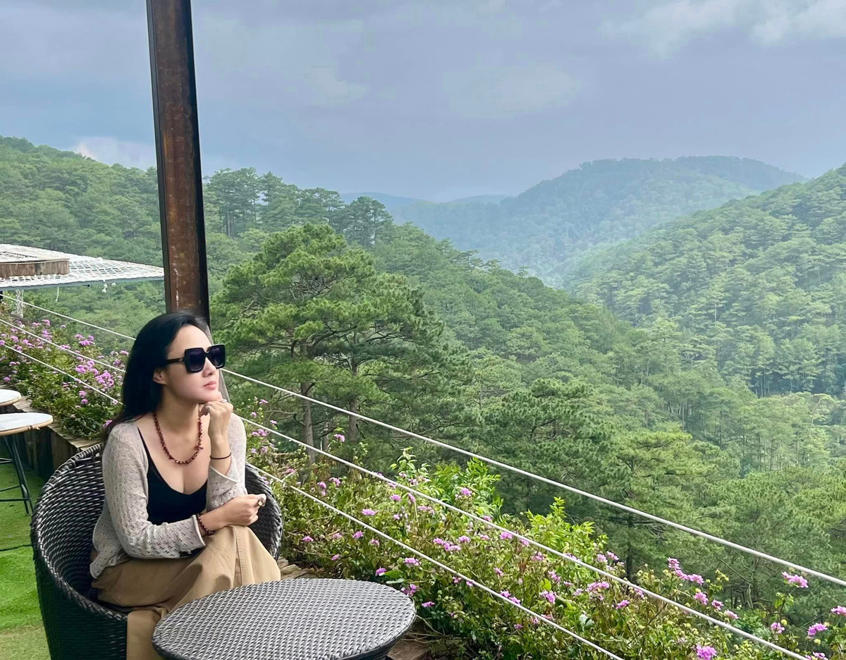 Chứng kiến phong độ nhan sắc "đỉnh nóc, kịch trần" của MC Hoài Anh, nhiều người phải trầm trồ và xin vía cô nàng dẫn chương trình tuổi 43 này.