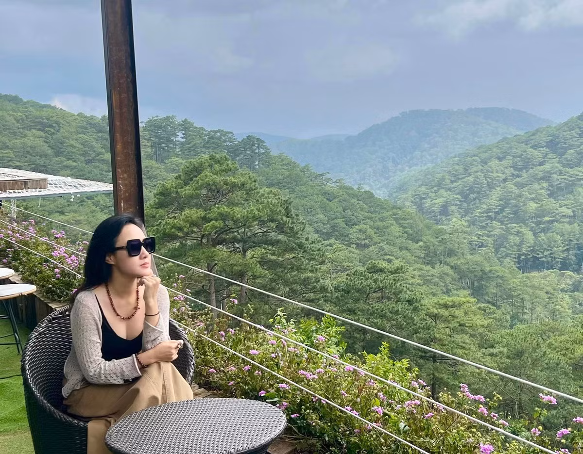 Chứng kiến phong độ nhan sắc "đỉnh nóc, kịch trần" của MC Hoài Anh, nhiều người phải trầm trồ và xin vía cô nàng dẫn chương trình tuổi 43 này.