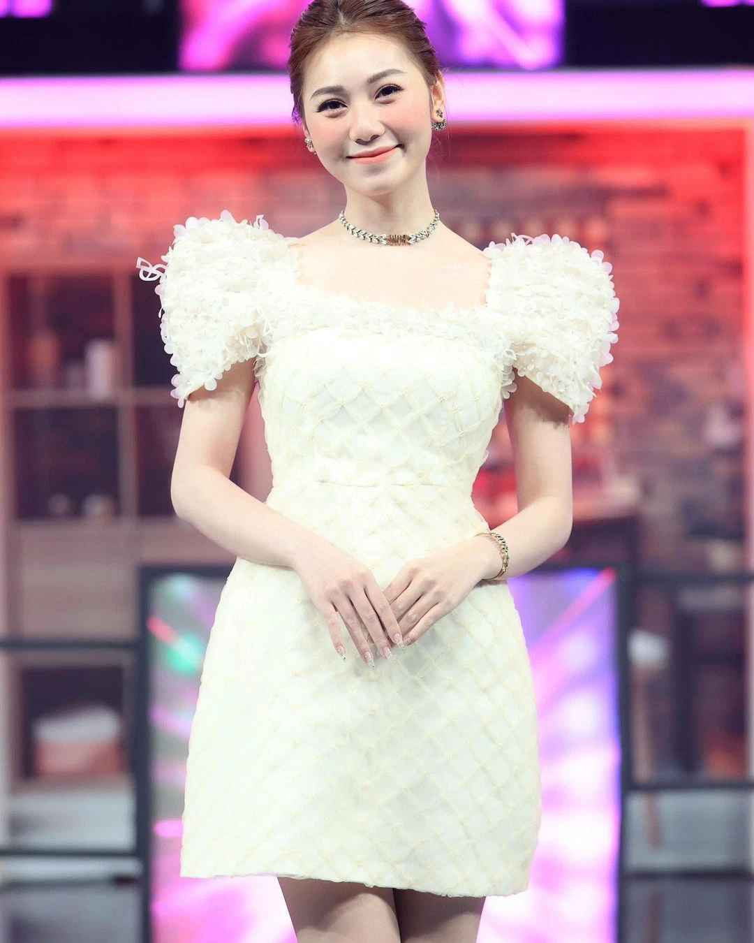 Bên cạnh đó, nụ cười rạng rỡ của gái xinh 9X này là điểm nhấn, khiến người khác muốn ngắm mãi không thôi. Vì vậy mà so với ảnh Hoàng Kim Chi tự đăng trước đó, nhan sắc trên mạng và lúc lên tivi thực sự một chín một mười.