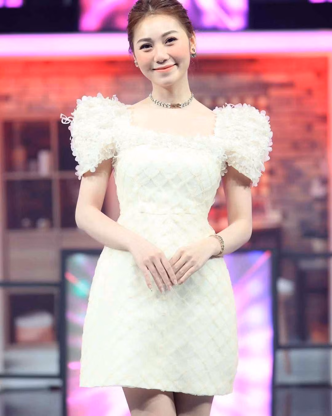 Bên cạnh đó, nụ cười rạng rỡ của gái xinh 9X này là điểm nhấn, khiến người khác muốn ngắm mãi không thôi. Vì vậy mà so với ảnh Hoàng Kim Chi tự đăng trước đó, nhan sắc trên mạng và lúc lên tivi thực sự một chín một mười.