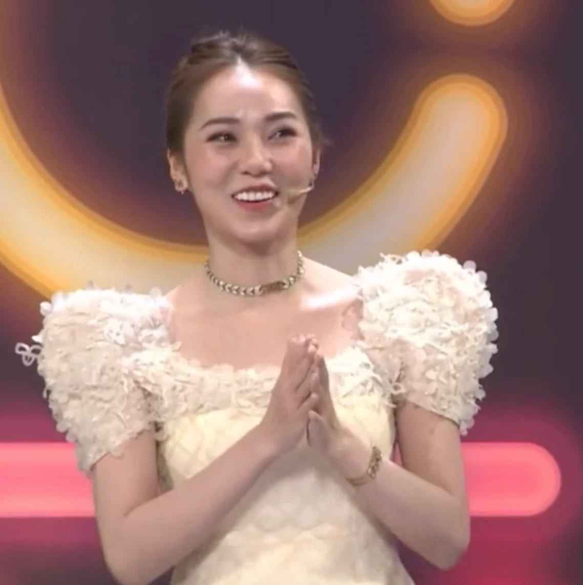 Cụ thể, Hoàng Kim Chi đã đăng lại những khoảnh khắc khi xuất hiện tại show Chọn Ai Đây của mình và viết: "Chả hiểu sao tôi cứ cười các ông ạ".