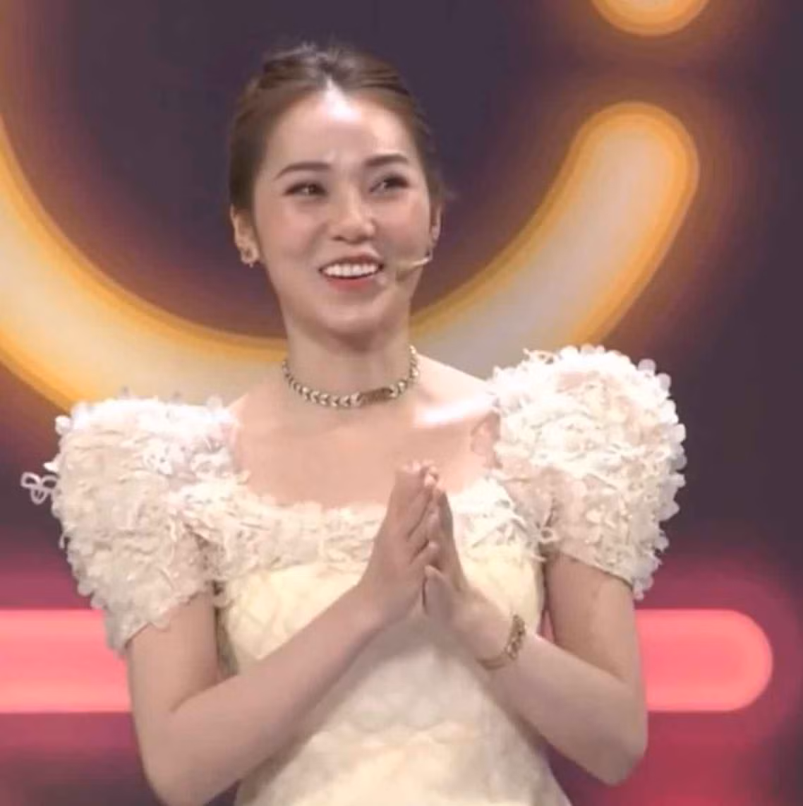 Cụ thể, Hoàng Kim Chi đã đăng lại những khoảnh khắc khi xuất hiện tại show Chọn Ai Đây của mình và viết: "Chả hiểu sao tôi cứ cười các ông ạ".