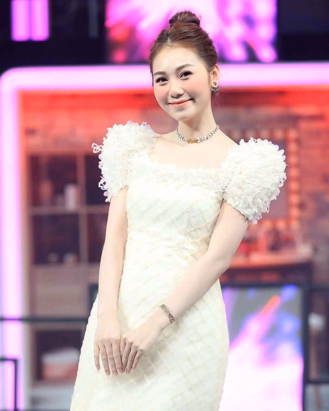 Bất chấp việc không được căn ke góc quay mà cũng chẳng được xài filter "sống ảo" như lúc quay clip TikTok, Hoàng Kim Chi vẫn giữ vững phong độ xinh đẹp.