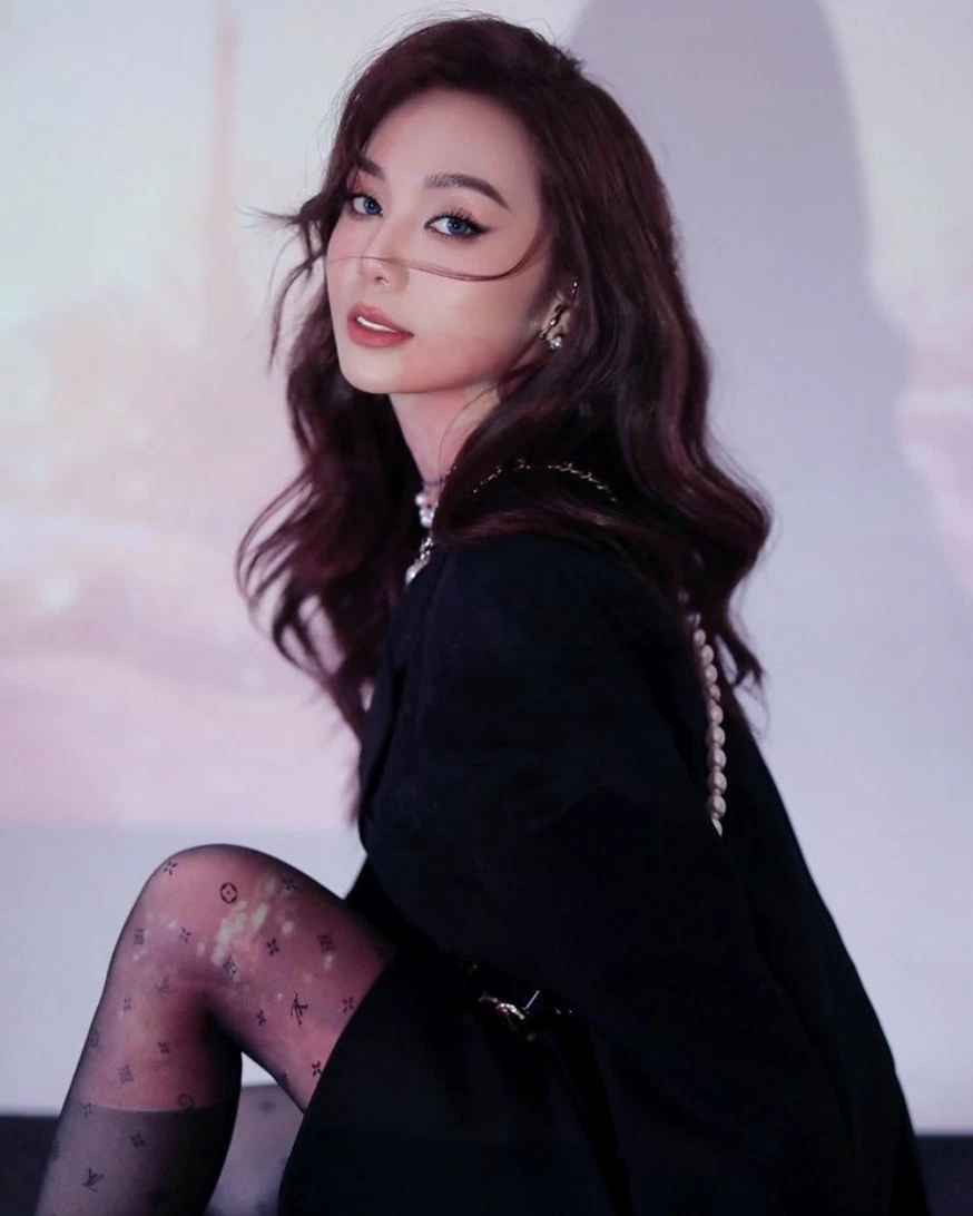 Đa số ý kiến đều đồng tình rằng idol "tóp tóp" này xinh từ trên mạng đến lên tivi: "Lên sóng truyền hình thế này là xinh lắm rồi. Với người ta lần đầu nên còn hơi ngại tí. Nói chung là sang, hiền. Chuẩn gu vợ quốc dân nhé!" hay "U là trời! Chị Chi lên truyền hình xinh thiệt luôn á. Có khi còn xinh hơn ở "tóp tóp" ý."