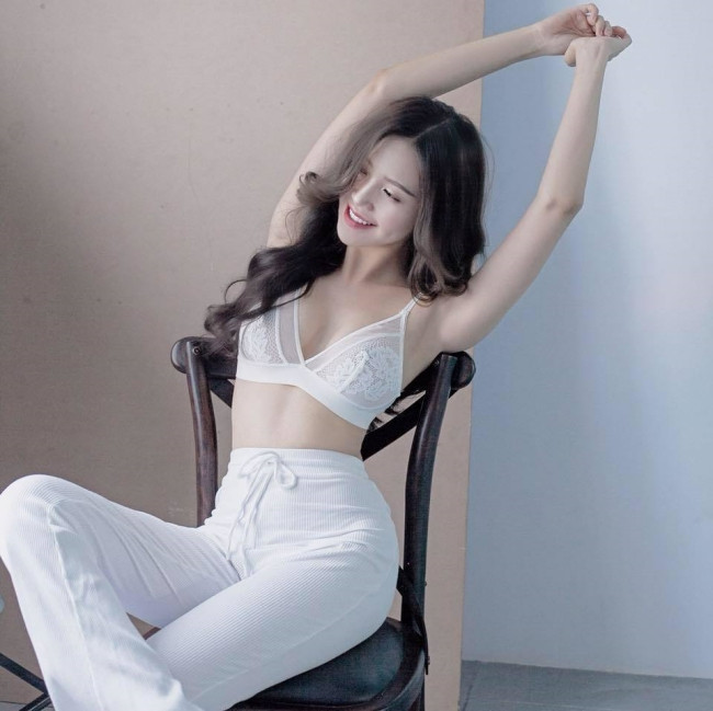 Cựu nữ tiếp viên hàng không xinh đẹp này cho biết là bộ môn được đông đảo mọi người theo đuổi vì tốt cho sức khỏe và hỗ trợ giảm cân hiệu quả.