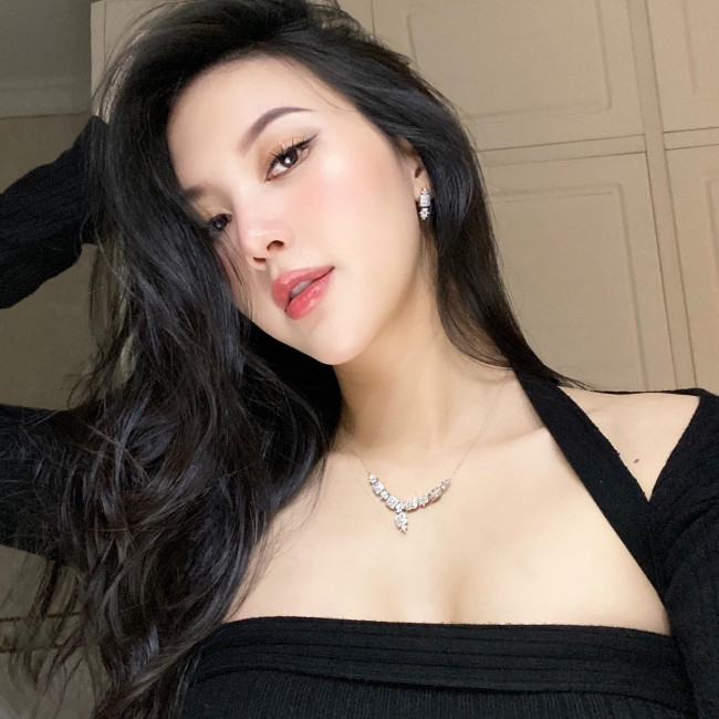 Sau sinh nở, Vũ Ngọc Châm vẫn gây trầm trồ vì vóc dáng hoàn hảo.