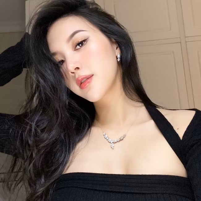 Sau sinh nở, Vũ Ngọc Châm vẫn gây trầm trồ vì vóc dáng hoàn hảo.