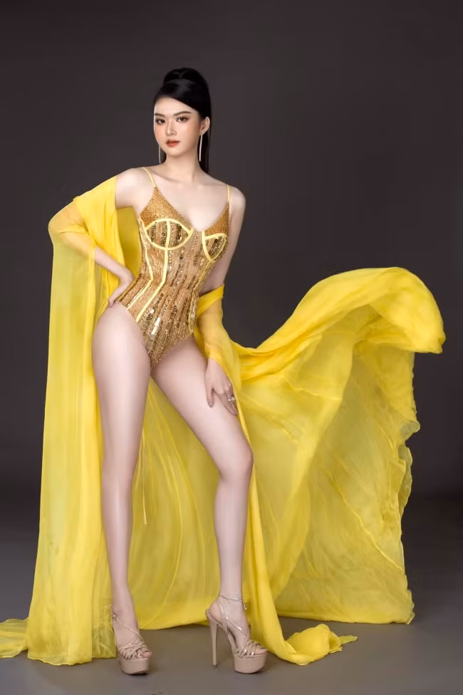 Lạc Thảo Vy gây ấn tượng với gương mặt tròn phúc hậu cùng hình thể quyến rũ.