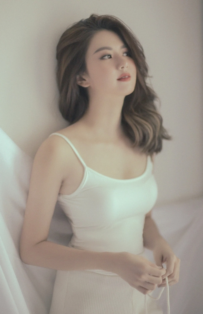 Lạc Thảo Vy sinh năm 1988. Cô từng có thời gian làm tiếp viên hàng không cho Vietnam Airlines.