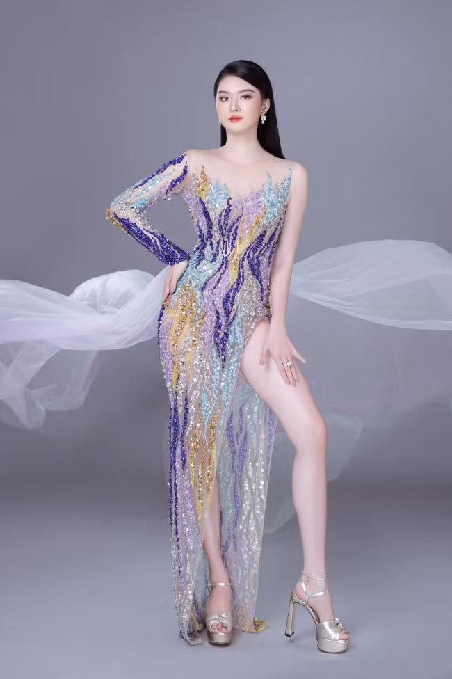 Sở hữu chiều cao ấn tượng cùng số đo 80-63-88 cm, Lạc Thảo Vy từng tham gia thi hoa hậu và đoạt danh hiệu Á hậu 1 của cuộc thi Hoa hậu Doanh nhân Việt Nam 2021.