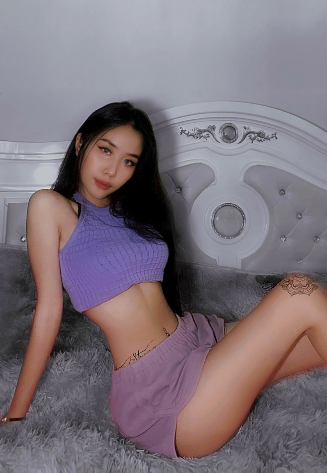 "Bản thân mình thấy, mình không ăn mặc phản cảm so với lứa tuổi. Cũng có khá nhiều nhận xét tiêu cực về gu thời trang của mình và tất nhiên, những lời góp ý đúng mình sẽ tiếp thu và thay đổi", Gia Thùy chia sẻ.