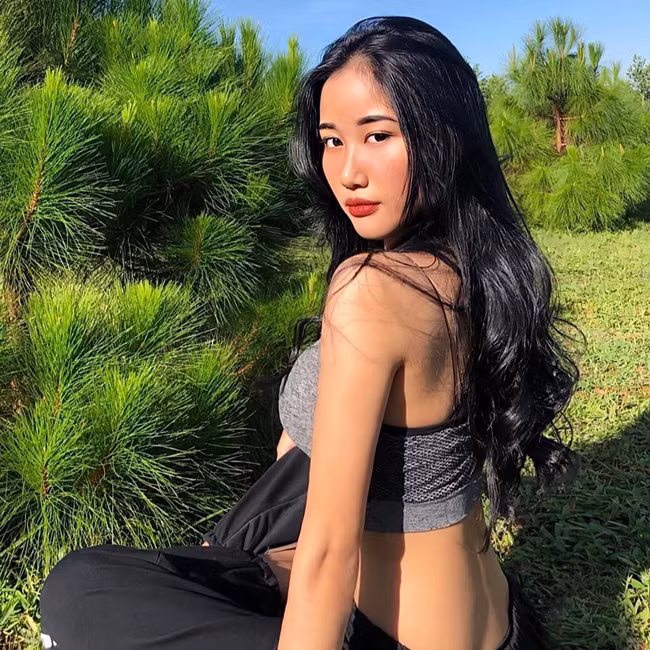 Khi mới được chú ý, Gia Thùy từng nhận rất nhiều bình luận trái chiều về gu ăn mặc của mình. Cô nàng bị nhận xét là ăn mặc gợi cảm và táo bạo không phù hợp với lứa tuổi.