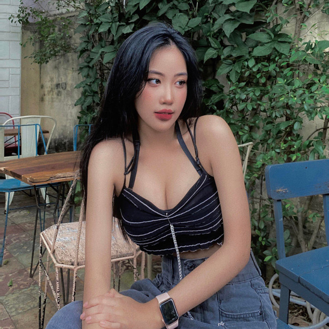 Khi đến lớp, Gia Thùy vẫn mặc áo dài trắng nữ sinh và đồng phục trường như các bạn đồng trang lứa.