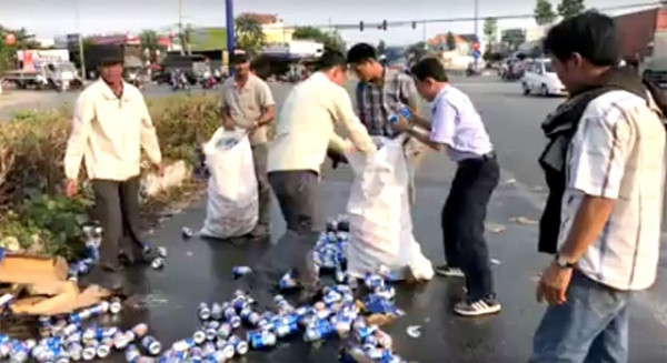 Xe cho bia bi lat, tai xe bat khoc duoc dan tinh giup do-Hinh-3