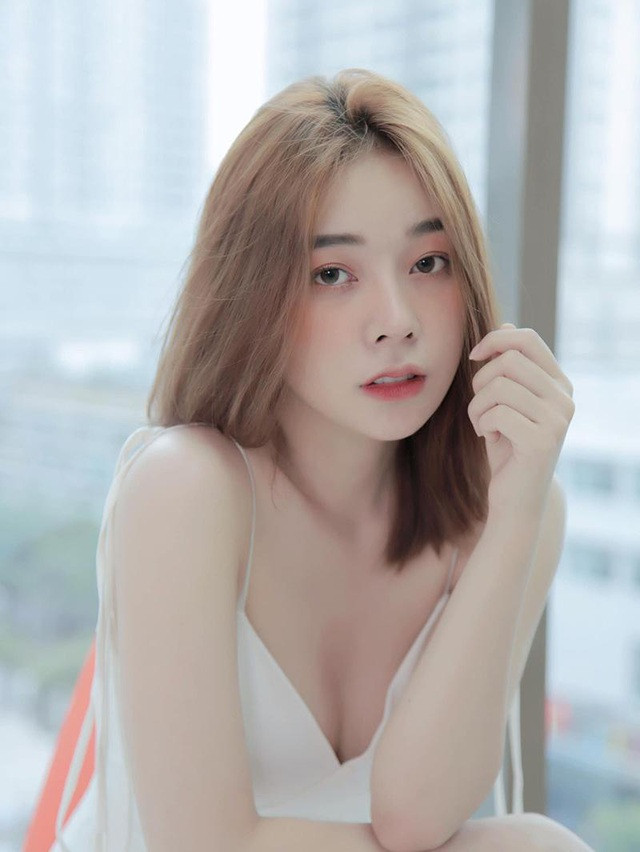 Lương Thị Nhã Huỳnh (Nickname Quỳnh Miêu, sinh năm 1998, quê Kiên Giang). Hiện tại, hot girl 9X này đang sinh sống và làm việc tại TP. HCM.