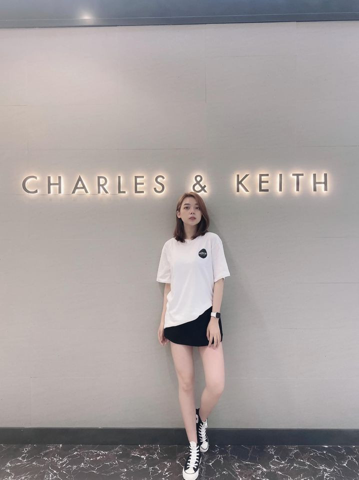 Khi được hỏi rằng, giữa thông minh và đẹp, Quỳnh Miêu sẽ lựa chọn vế nào. Hot girl thẳng thắn đáp cho biết mình chọn đẹp, thông minh mà không đẹp cũng bằng không.